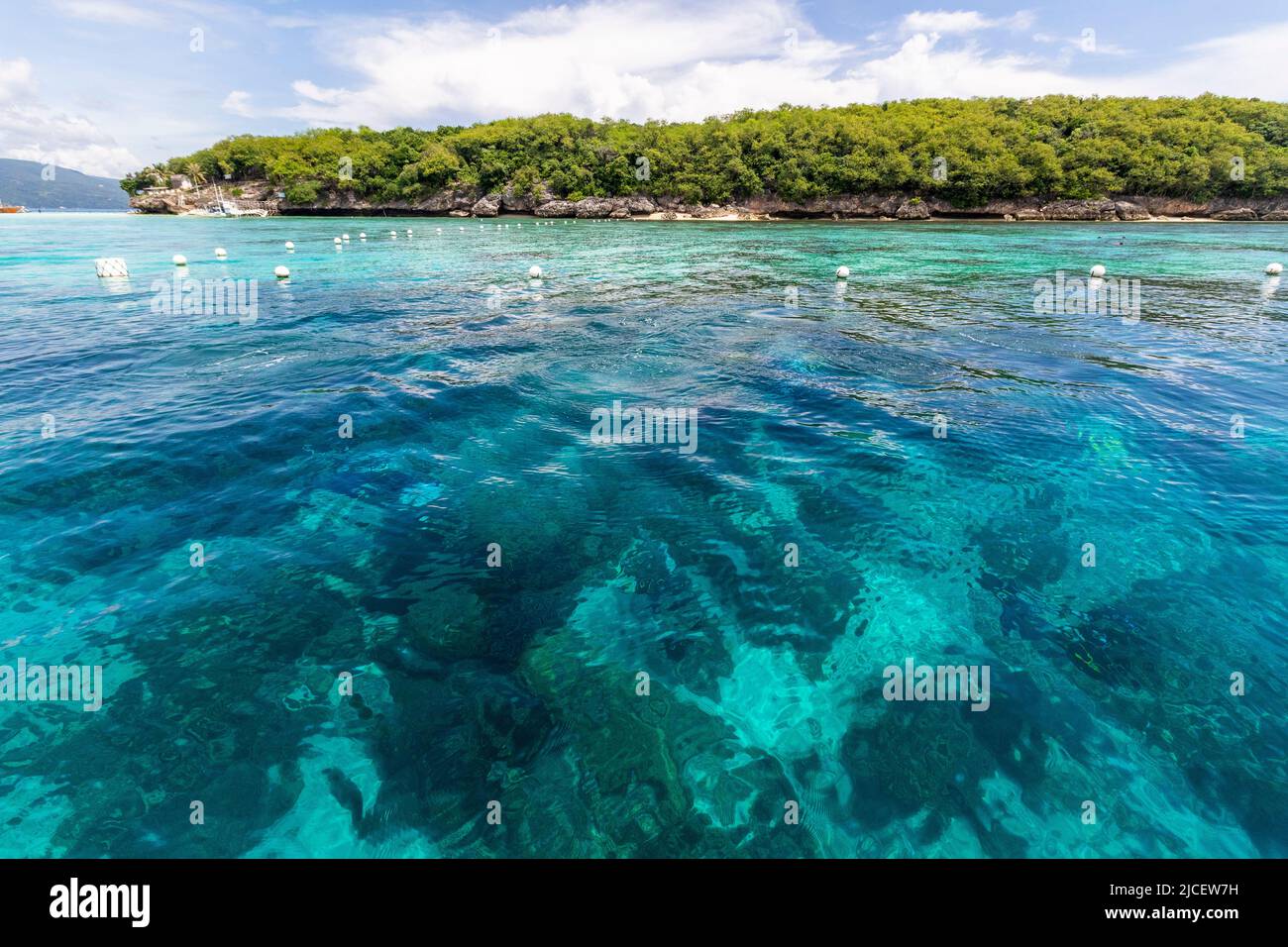 Acque incontaminate al largo dell'isola di Sumilon a Oslob, Cebu, Filippine Foto Stock