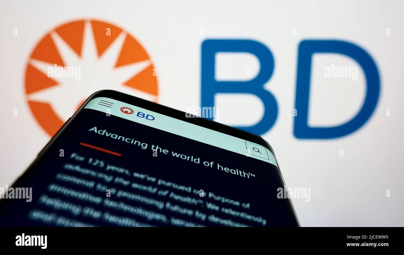 Smartphone con sito web della società medica americana Becton, Dickinson e Co (BD) sullo schermo di fronte al logo. Mettere a fuoco sulla parte superiore sinistra del display del telefono. Foto Stock