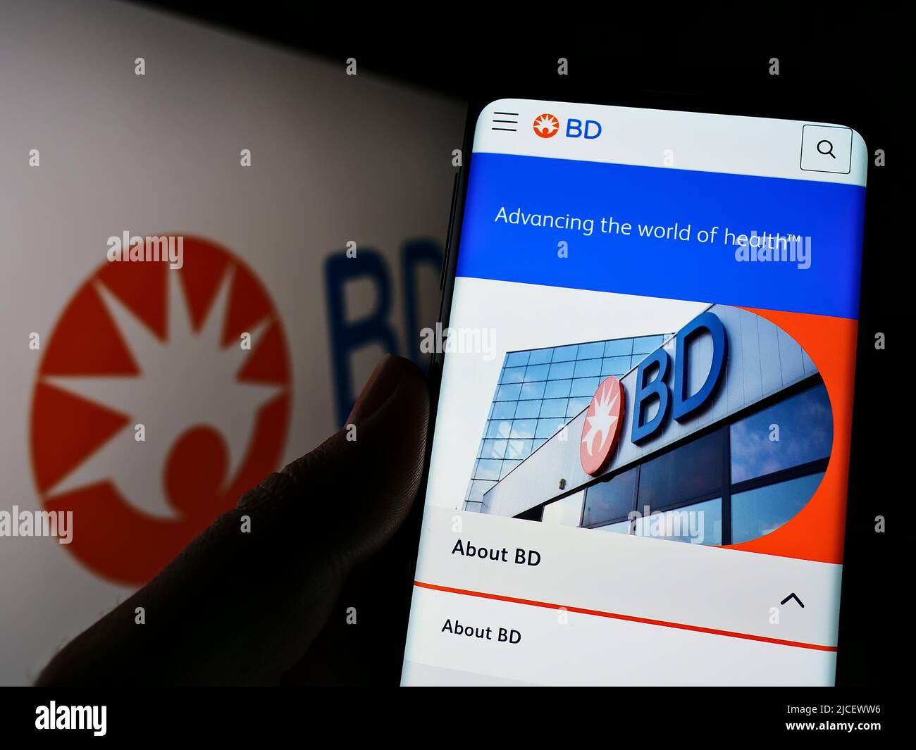 Persona che detiene il cellulare con il sito web della società medica statunitense Becton, Dickinson e Co (BD) sullo schermo con il logo. Concentrarsi sul centro del display del telefono. Foto Stock