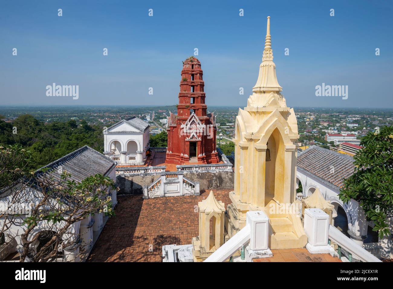 Phra Prang Daeng (Chedi Rosso) e campanile giallo sulla cima della collina del Palazzo Phra Nakhon Khiri. King Mongkut Memorial Park. Phechaburi, Tailandia Foto Stock