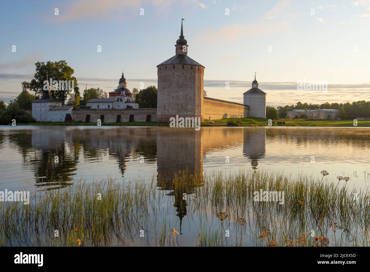 L'alba di agosto presso l'antico monastero di Kirillo-Belozersky. Regione di Vologda, Russia Foto Stock