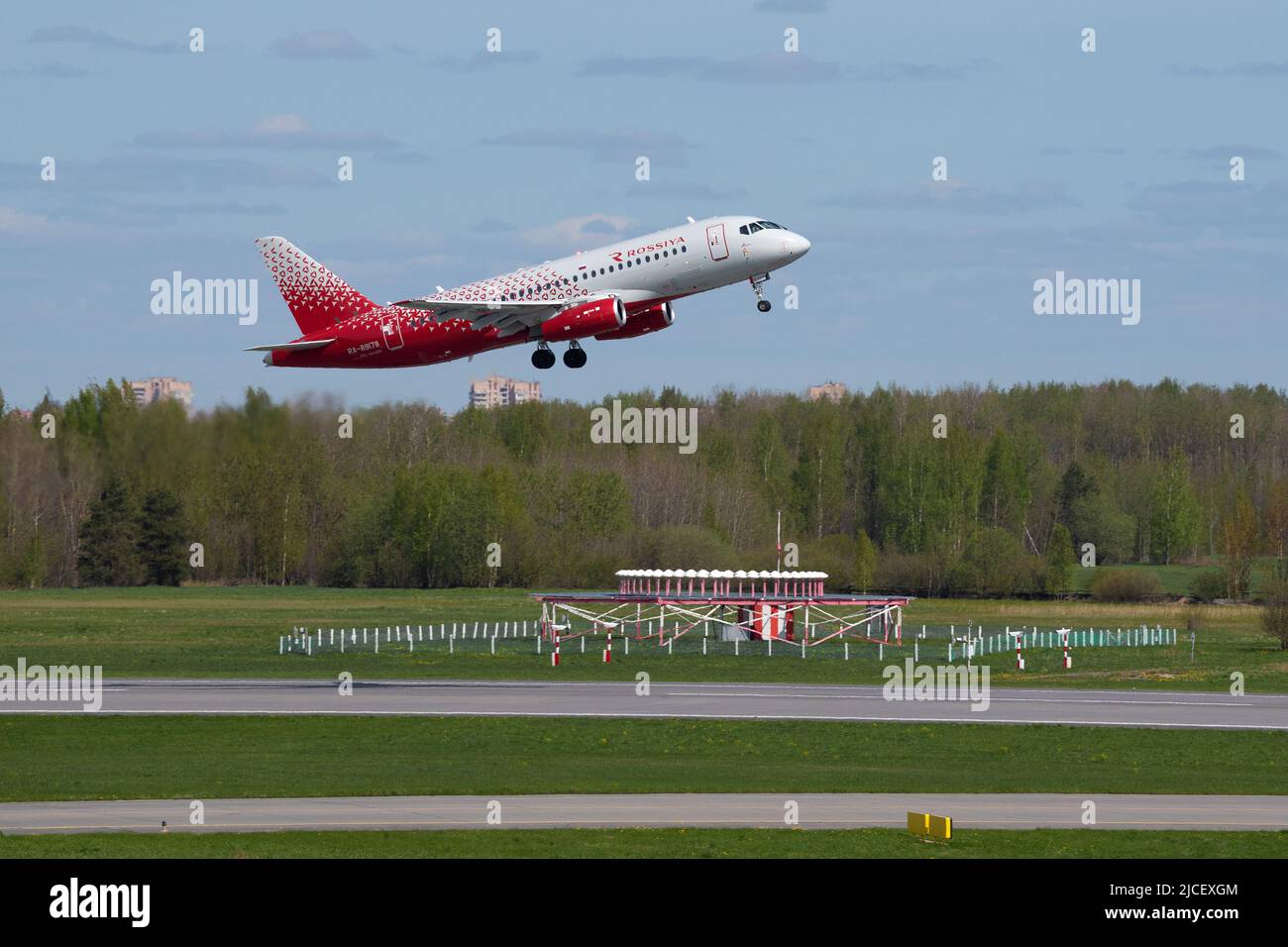 SAN PIETROBURGO, RUSSIA - MAGGIO 20 2022: Aereo Sukhoi Super Jet 100 'Elista' (RA-89178) di Rossiya - la Russian Airlines decola all'aeroporto di Pulkovo Foto Stock