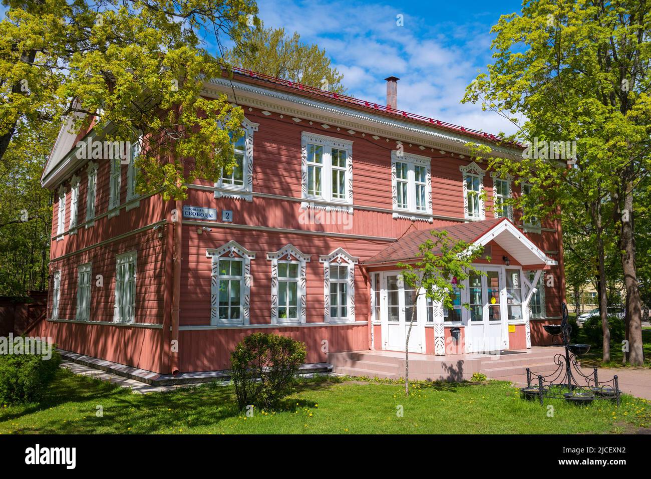 SESTRORETSK, RUSSIA - 29 MAGGIO 2022: Vecchio edificio (1893) della scuola di musica - ex scuola parrocchiale in un giorno di maggio soleggiato Foto Stock