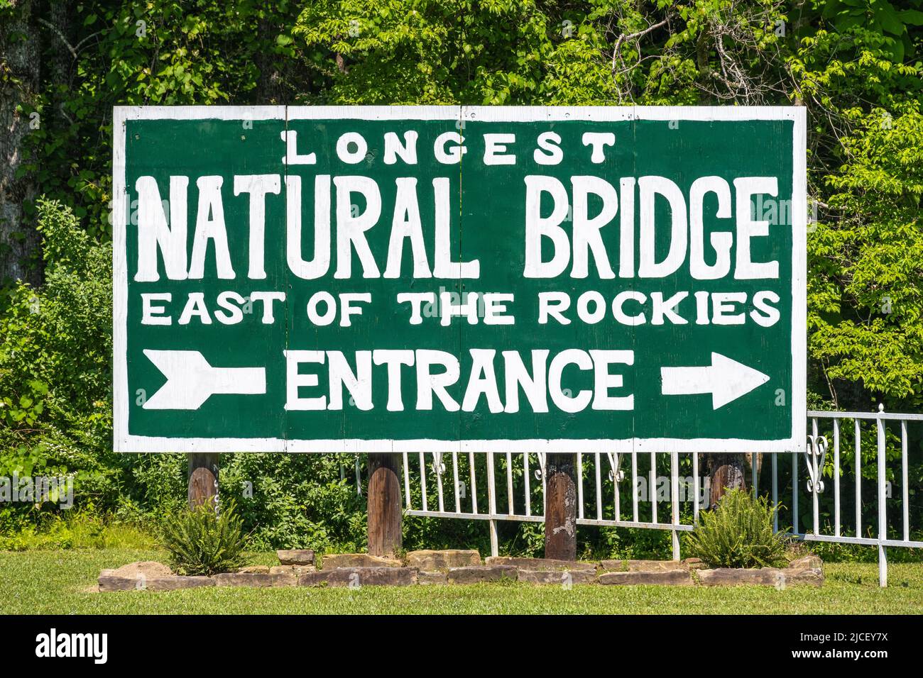 Cartello d'ingresso al Ponte Naturale dell'Alabama, il ponte naturale più lungo ad est delle Montagne Rocciose. (USA) Foto Stock