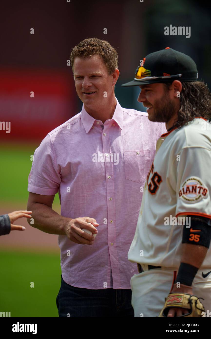 San Francisco Giants ritirò Matt Cain e il compagno di squadra San Francisco Giants Shortstop Brandon Crawford (35) prima dell'inizio della partita contro i Los Foto Stock San Francisco Giants ritirò Matt Cain e il compagno di squadra San Francisco Giants Shortstop Brandon Crawford (35) prima dell'inizio della partita contro i Los Foto Stock