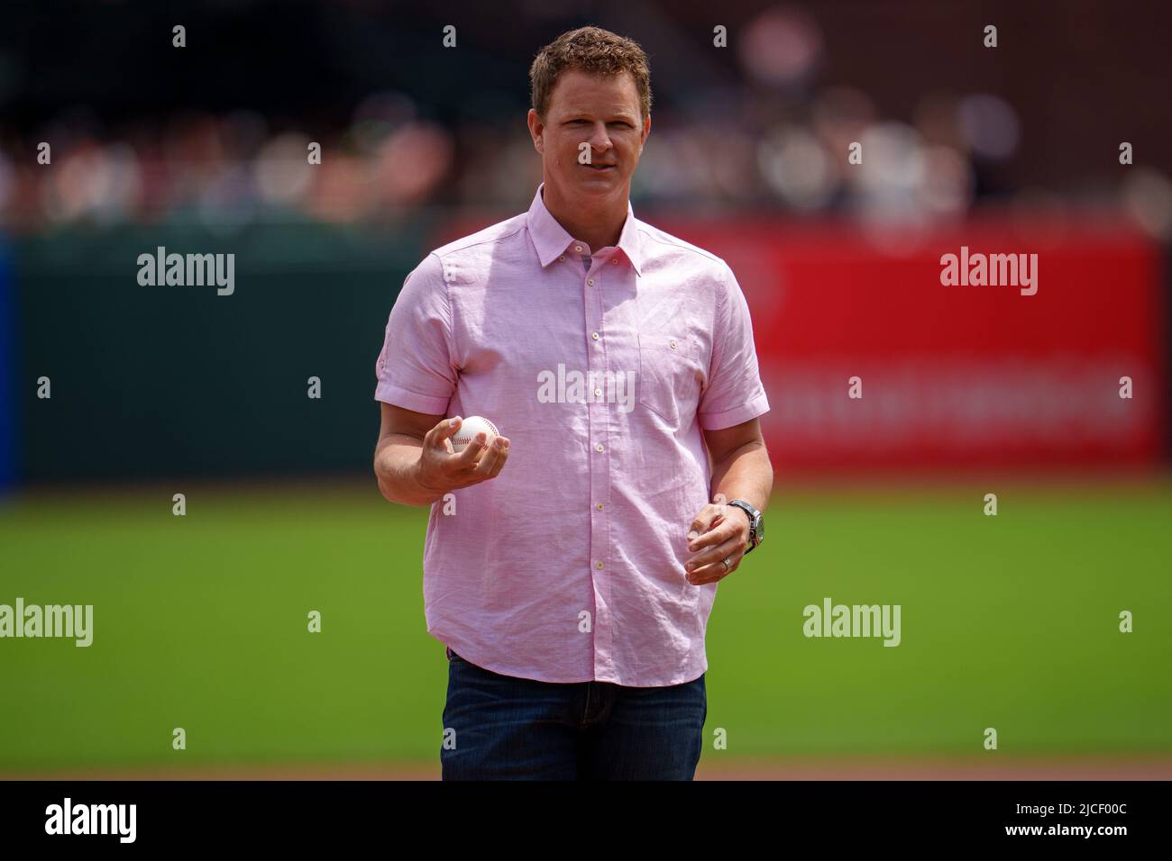 San Francisco Giants si ritirò Matt Cain si prepara a lanciare il primo campo prima dell'inizio del gioco contro i Los Angeles Dodgers a San Franc Foto Stock