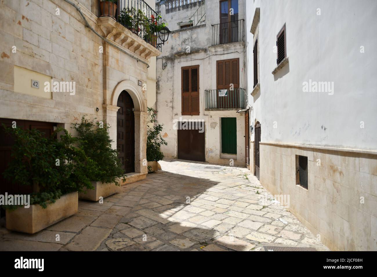 Una piccola strada a Casamassima, un villaggio con case blu in Puglia Foto  stock - Alamy