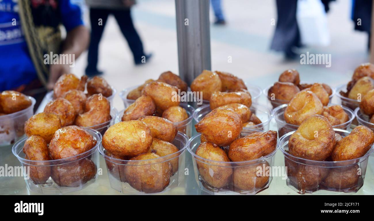 Lokma ( Turkish Fried Dough ) visualizzato da un venditore di strada a Istanbul, Turchia. Foto Stock