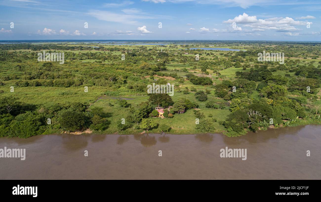Vista aerea del paesaggio verde e del fiume vicino a Santa Cruz de Mompox, Colombia, Patrimonio Mondiale Foto Stock
