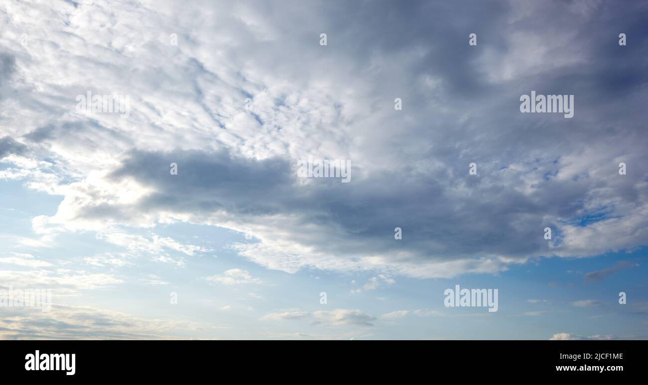 Foto panoramica del cielo sfocato. Cielo blu con nuvole di cumulo Foto Stock