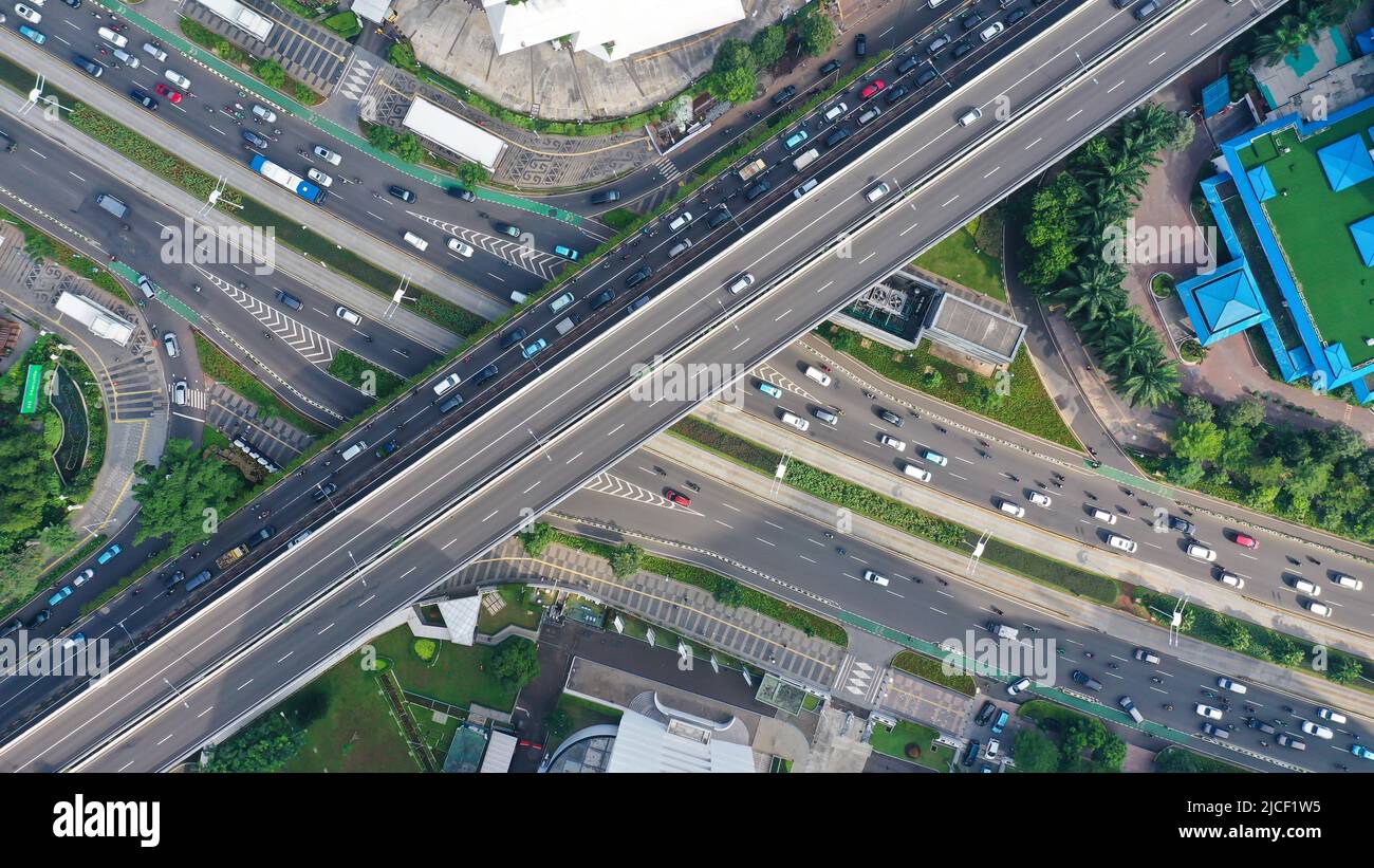 Vista dall'alto del traffico stradale nel cuore del quartiere degli affari di Giacarta lungo Sudirman Avenue nella capitale indonesiana nel sud-est asiatico Foto Stock