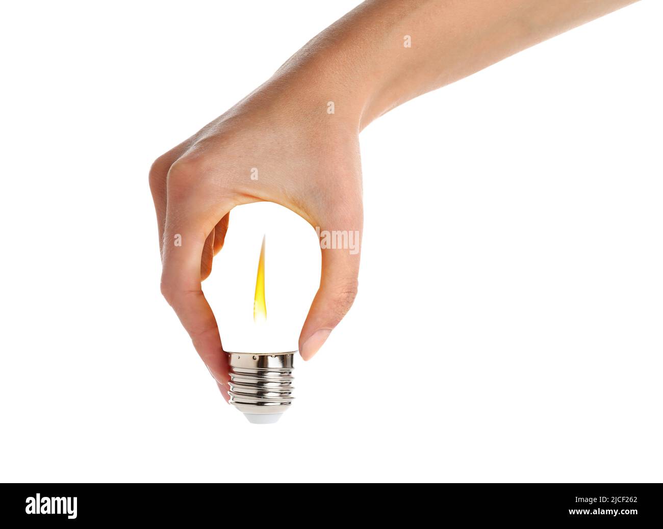 Mano che tiene una lampadina. La fiamma che brucia all'interno della lampadina. La mano femmina contiene una lampadina a risparmio energetico, isolata su sfondo bianco. Manipolazione delle foto. Foto Stock