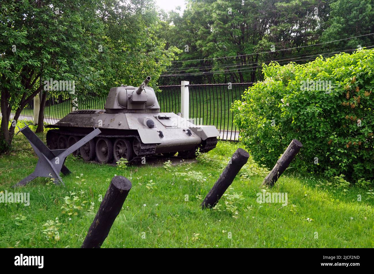 Carro armato sovietico medio T-34 della seconda guerra mondiale in posizione di combattimento. Foto Stock