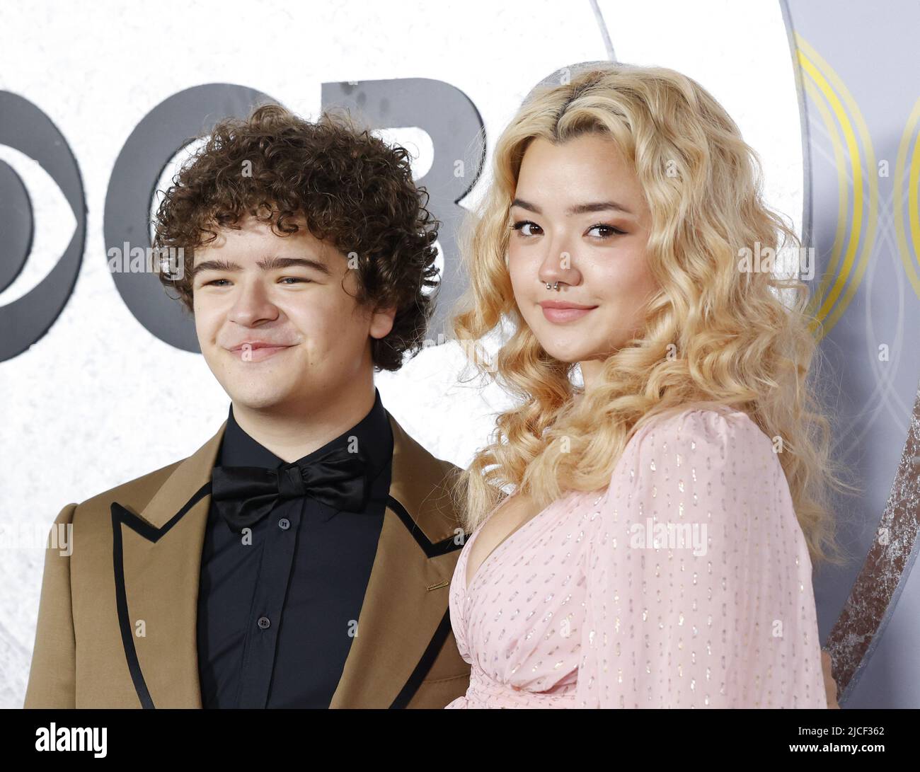 New York, Stati Uniti. 13th giugno 2022. Gaten Matarazzo e Elizabeth Yu arrivano sul tappeto rosso ai Tony Awards annuali 75th alla radio City Music Hall il 12 giugno 2022 a New York City. Foto di John Angelillo/UPI Credit: UPI/Alamy Live News Foto Stock