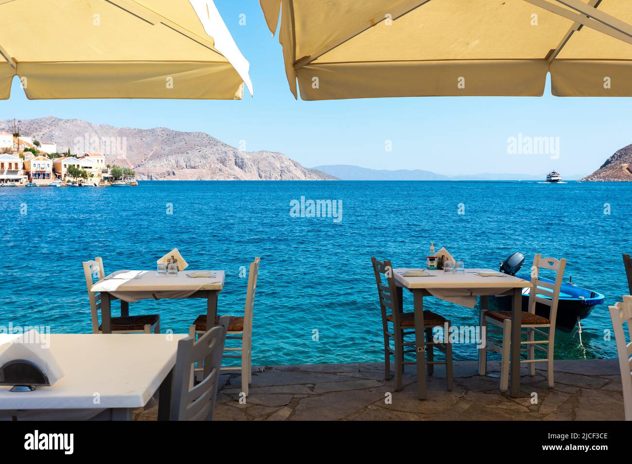 Tavolo vuoto in legno con vista sul mare. Foto Stock