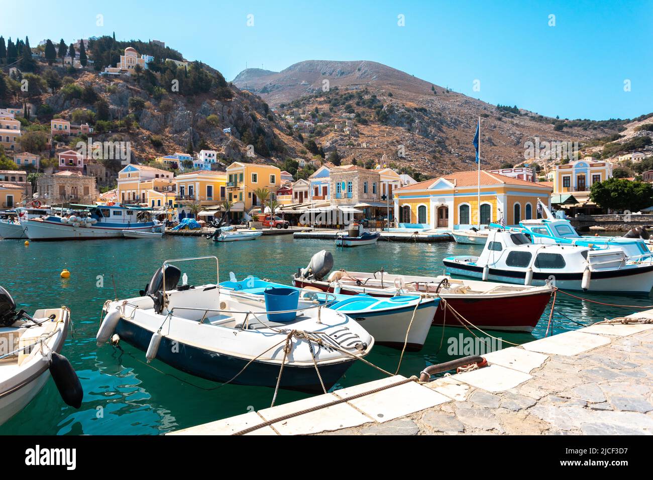 Vista sul mare greco Symi isola porto porto, case su isole colline. Foto Stock