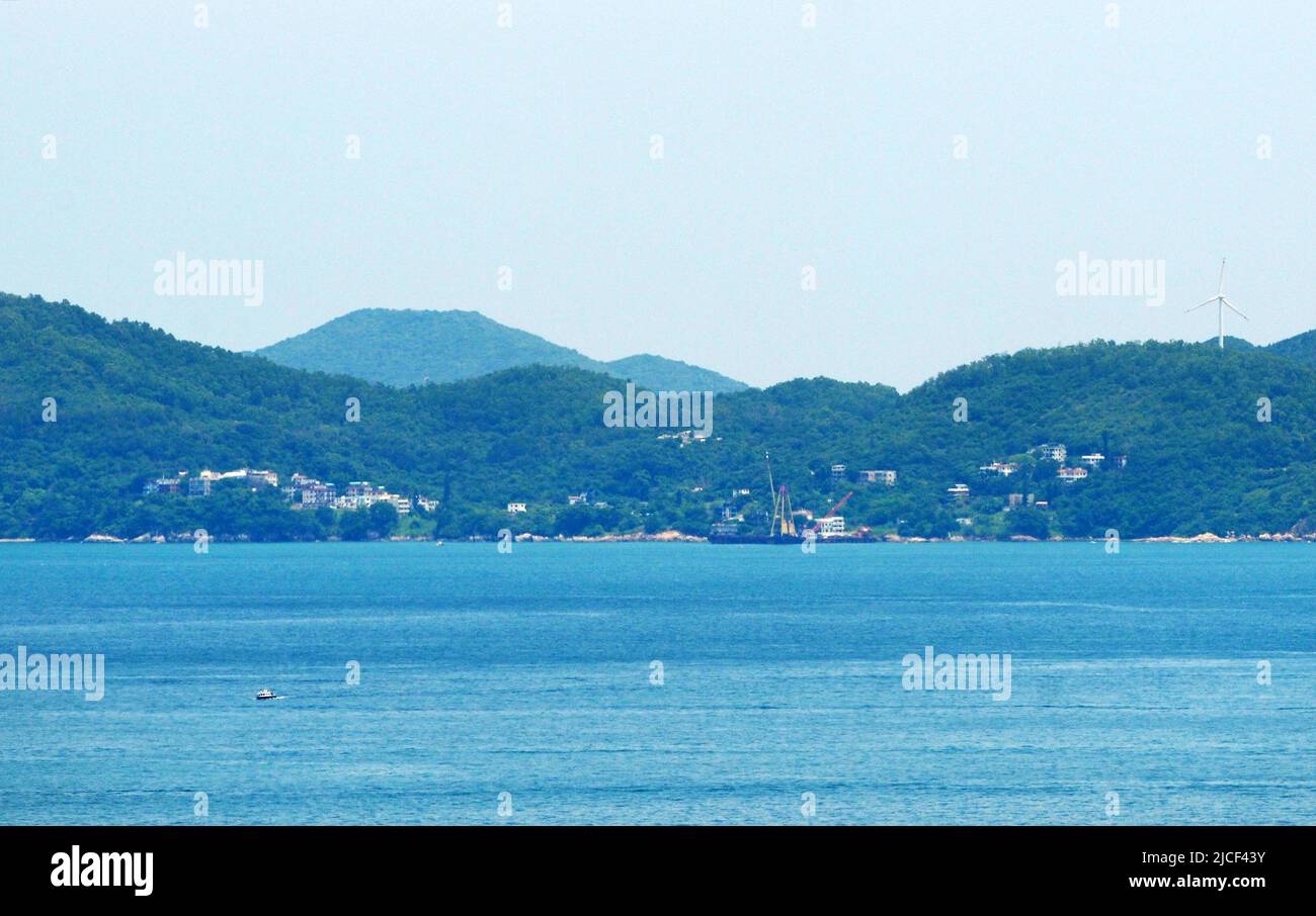 Una vista lontana del villaggio di Pak Kok, dell'Isola di Lamma, Hong Kong. Foto Stock