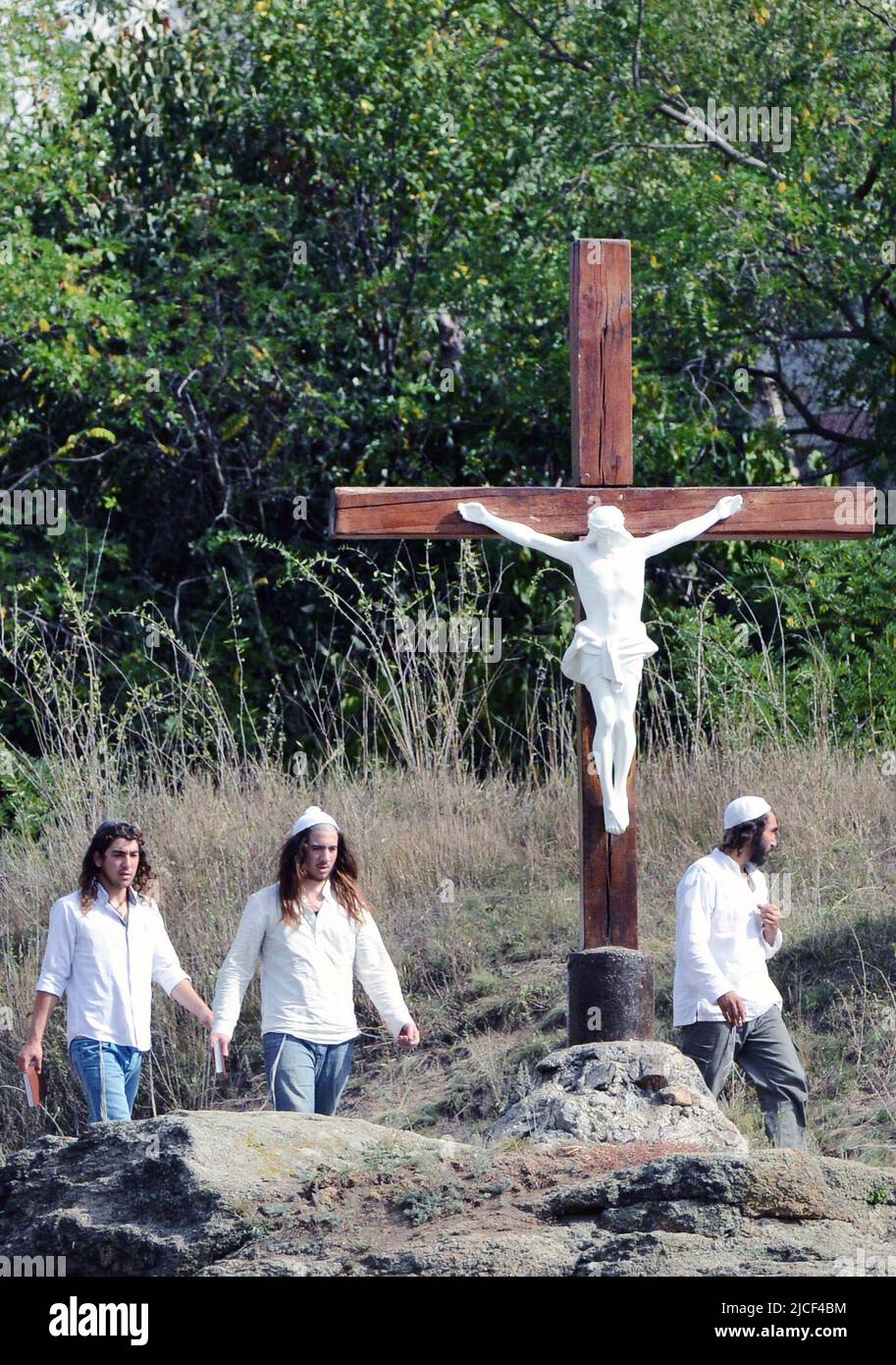 Uman, Ucraina. 21th settembre 2017. I pellegrini ebrei pregano presso il lago sacro accanto ad una statua di Gesù Cristo crocifisso. Foto Stock