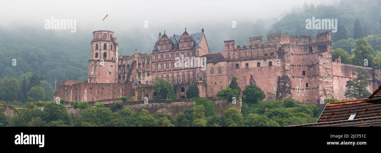 Heidelberg, Germania - 26 agosto 2021: Panorama del palazzo Heidelberg con nebbia. Romantico e misterioso castello. Foto Stock