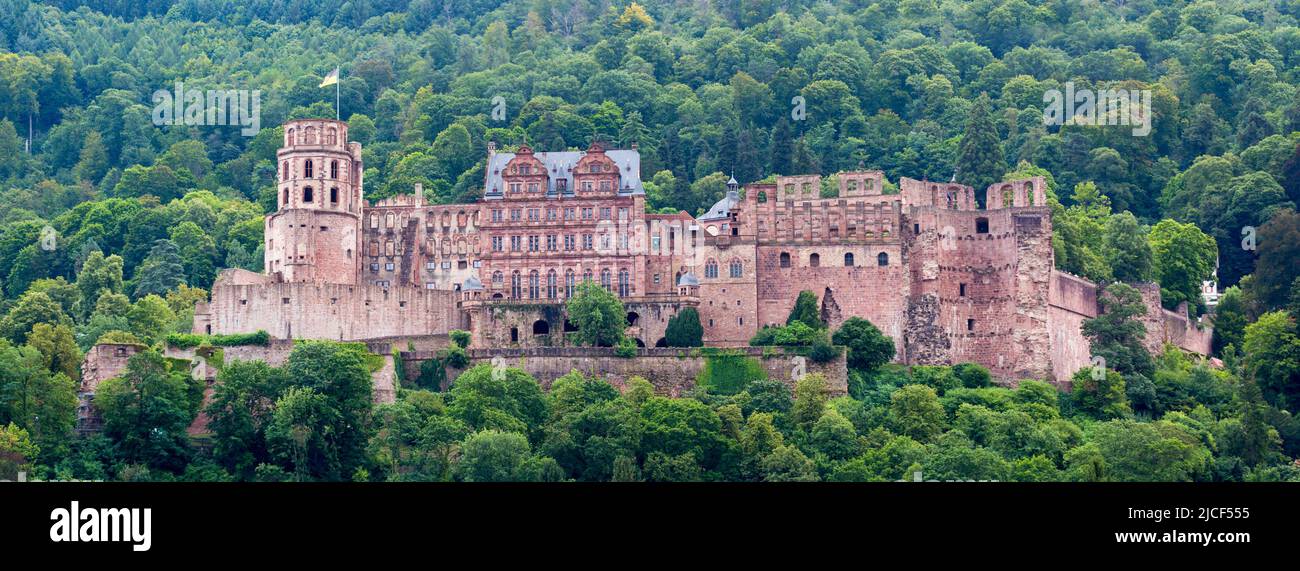 Heidelberg, Germania - 26 agosto 2021: Vista frontale del Palazzo Heidelberg (formato panorama). Foto Stock
