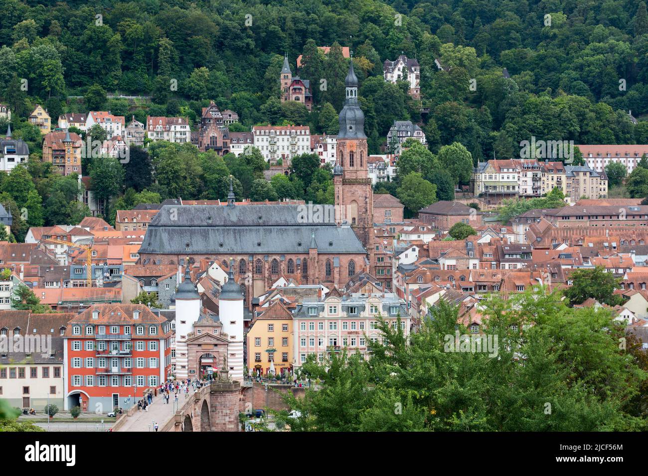 Heidelberg, Germania - 26 agosto 2021: Vista sulla Chiesa dello Spirito Santo (Heiliggeistkirche). Uno dei punti di maggior interesse turistico di Heidelberg. Foto Stock