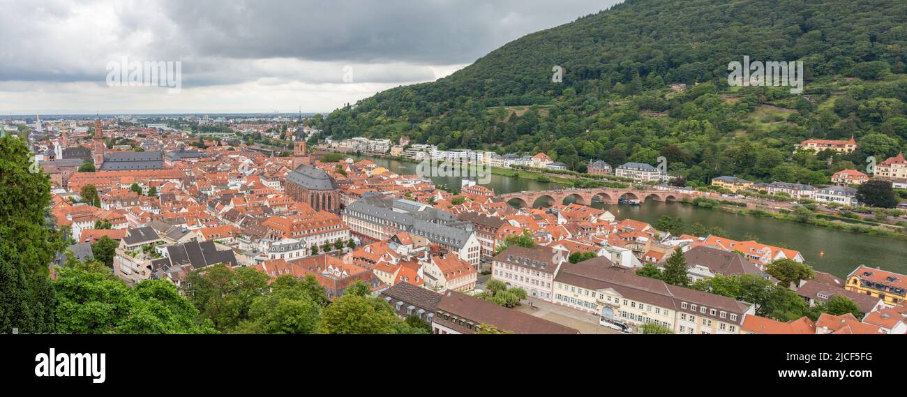 Heidelberg, Germania - 27 agosto 2021: Paesaggio urbano di Heidelberg. Con vista sul vecchio ponte (Alte Brücke) e la chiesa dello spirito santo. Foto Stock