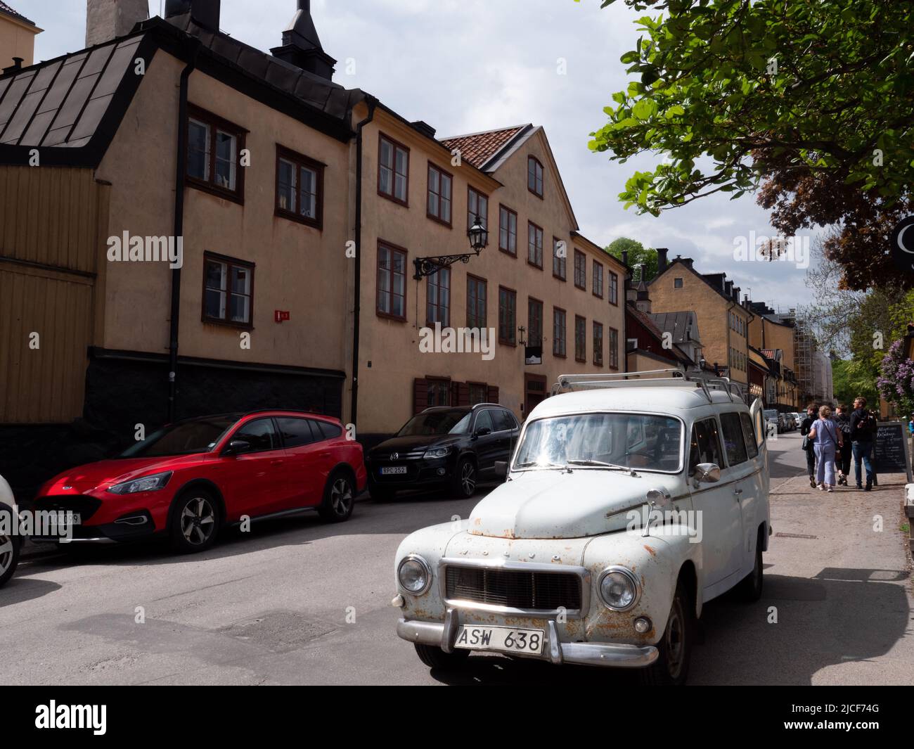 Vecchio Volvo di fronte a una vecchia fila di case Foto Stock