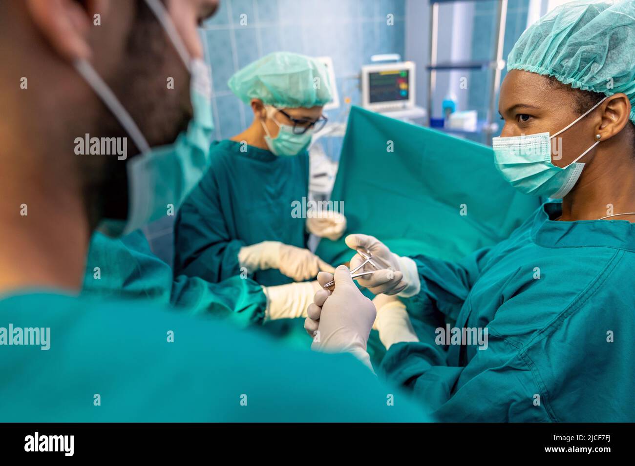 Team di chirurgo al lavoro per operare in ospedale Foto Stock