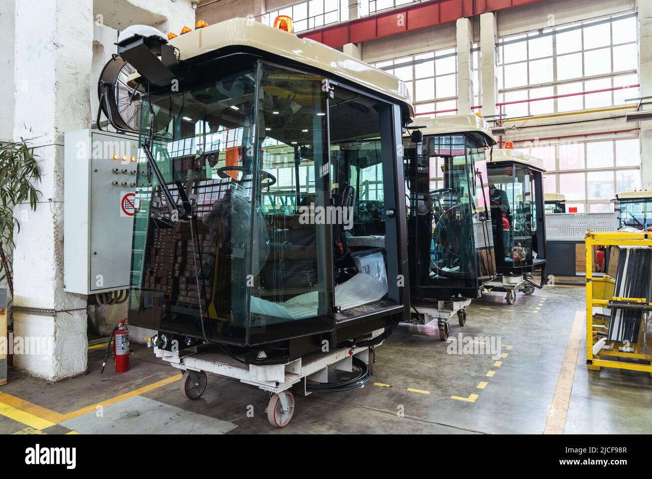 Cabine di mietitrebbie o trattori in officina di montaggio di impianti per la produzione di macchine agricole. Foto Stock