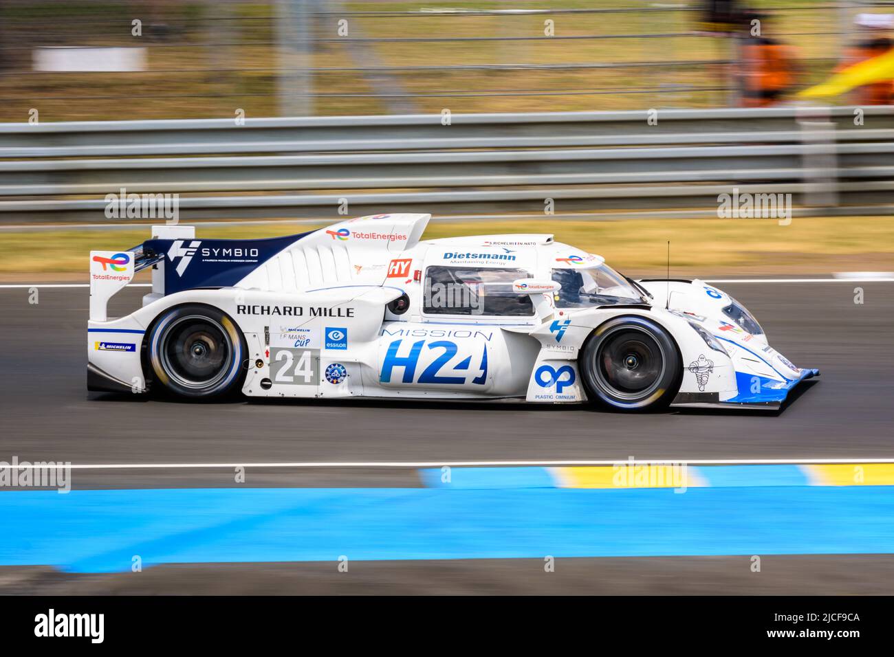 Vista laterale del prototipo elettrico di auto da corsa a idrogeno MissionH24 che guida sulla 24 ore di le Mans nel corso di una sessione di prove. Foto Stock