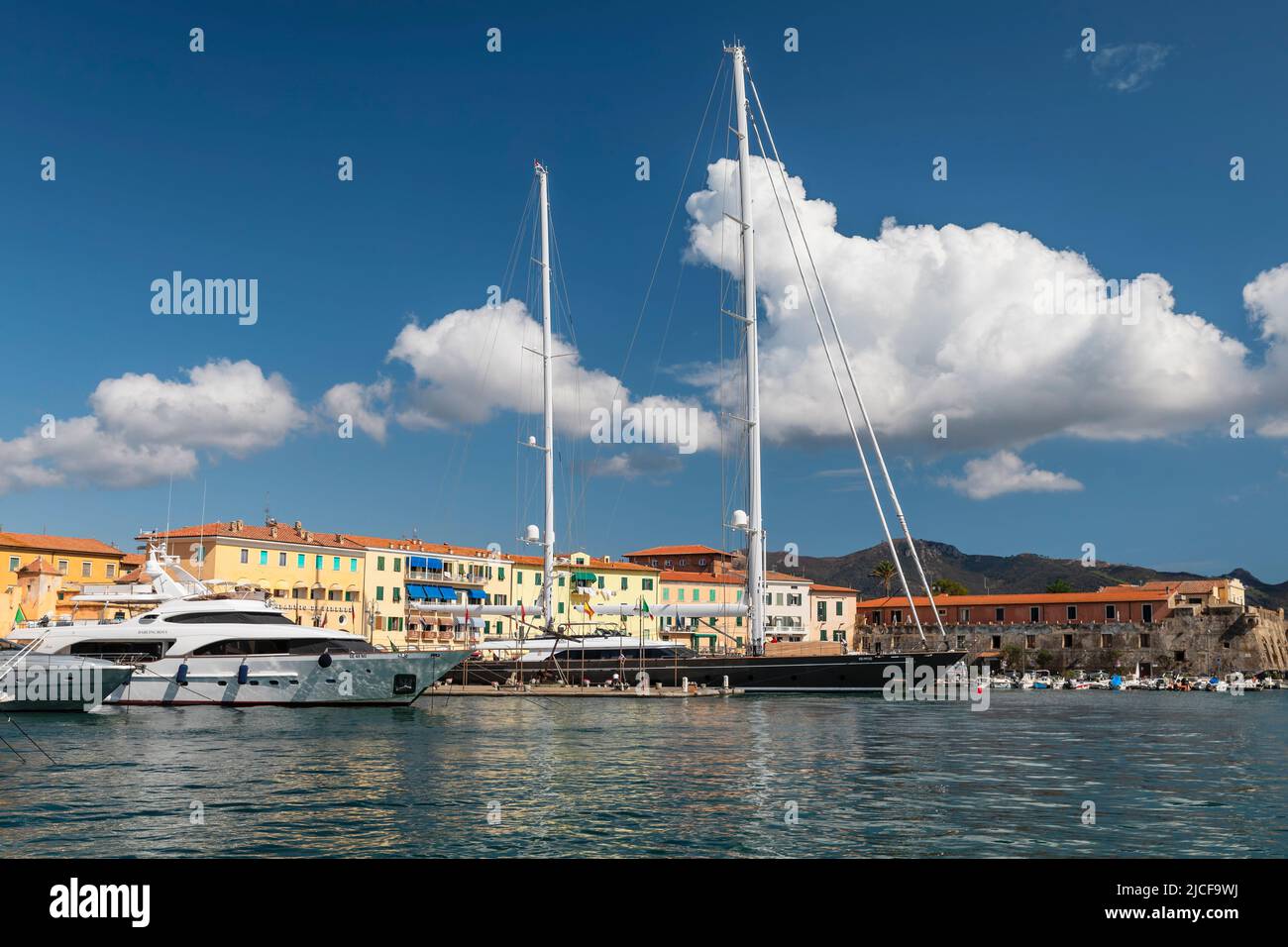 Barche nel porto, Portoferraio, Isola d'Elba, Provincia di Livorno, Toscana, Italia Foto Stock