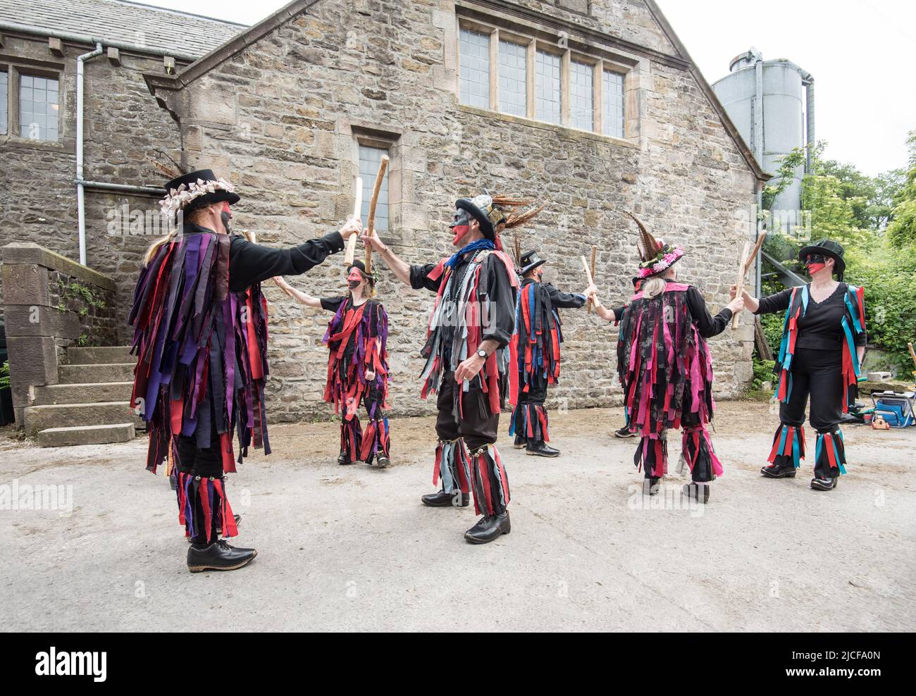 Flagcracker di Craven Border lato morris in colorate giacche di straccio che eseguono danze al Cappelside Open Farm Day a Rathmell 12th giugno 2022, Foto Stock