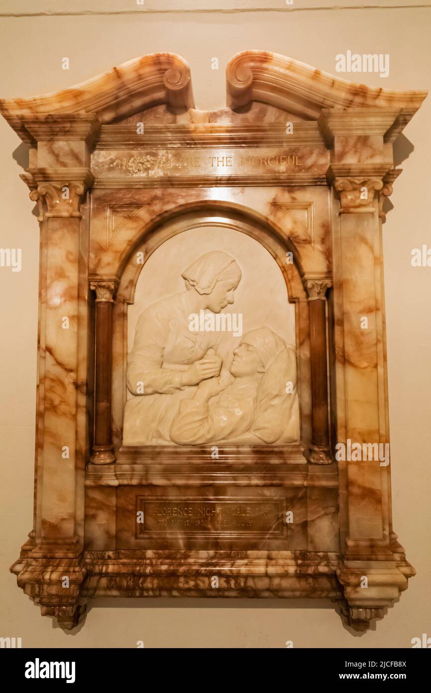 Inghilterra, Londra, Cattedrale di San Paolo, la cripta, la targa commemorativa di Florence Nightengale raffigurante Firenze prendersi cura del soldiero ferito Foto Stock