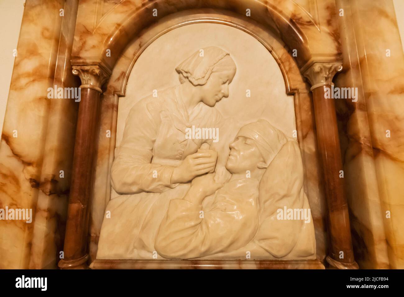 Inghilterra, Londra, Cattedrale di San Paolo, la cripta, la targa commemorativa di Florence Nightengale raffigurante Firenze prendersi cura del soldiero ferito Foto Stock