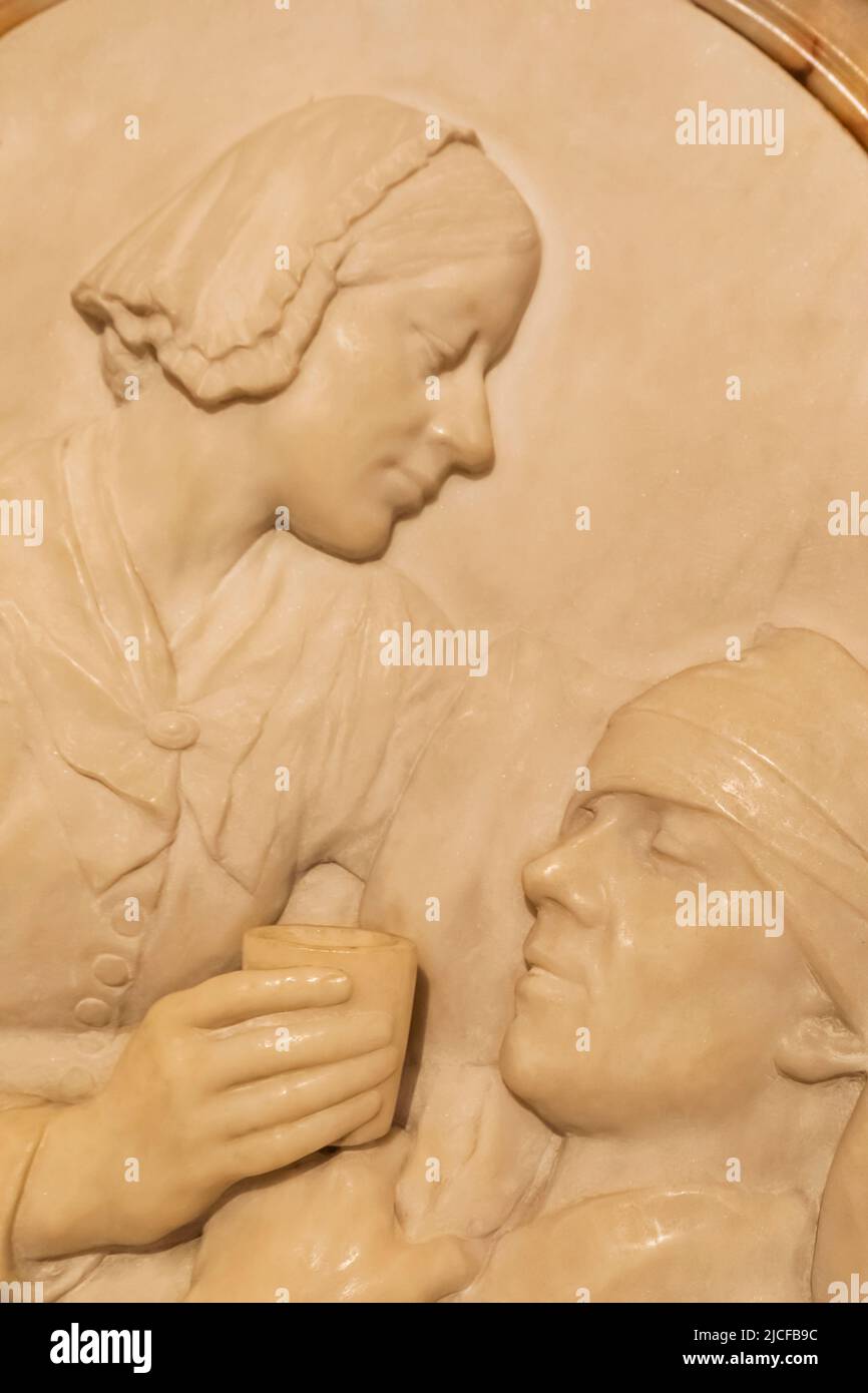 Inghilterra, Londra, Cattedrale di San Paolo, la cripta, la targa commemorativa di Florence Nightengale raffigurante Firenze prendersi cura del soldiero ferito Foto Stock