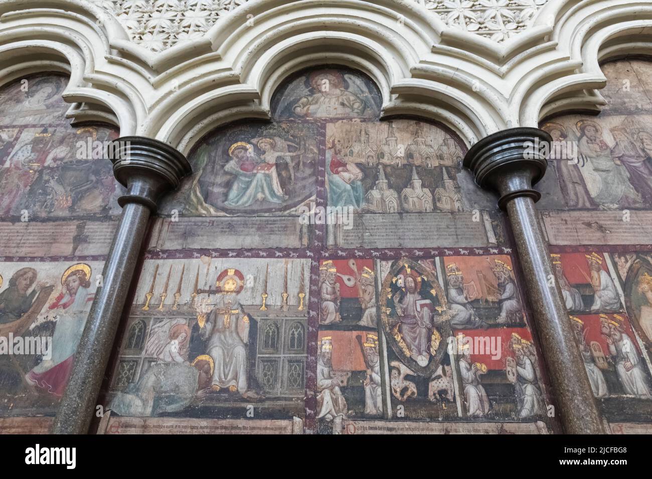 Inghilterra, Londra, Abbazia di Westminster, ingresso alla Chapter House, dipinti del muro medievale che raffigurano scene della rivelazione a San Giovanni Divino Foto Stock