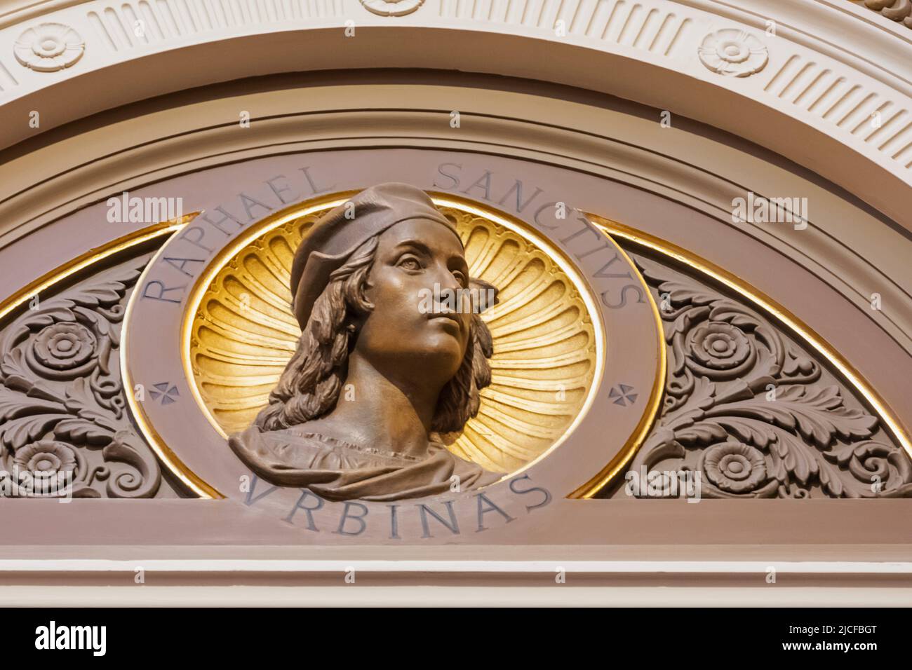 Inghilterra, Londra, Trafalgar Square, National Gallery, Interior View, Decorazione dell'ingresso raffigurante il busto di Raffaello Foto Stock