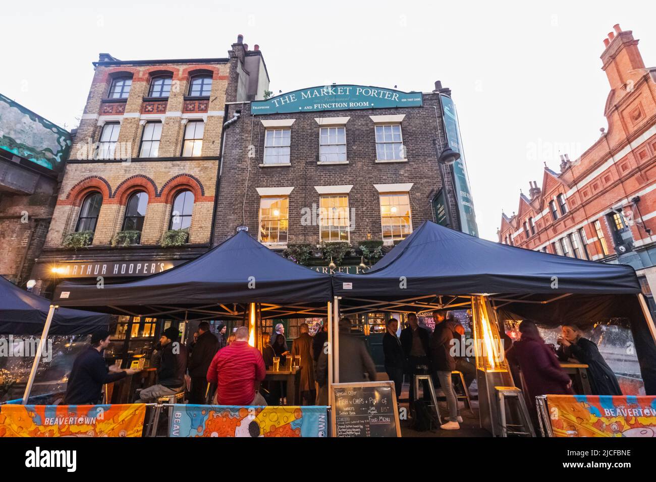 Inghilterra, Londra, Southwark, Borough Market, i clienti che gustano un drink di fronte al Market Porter Pub Foto Stock