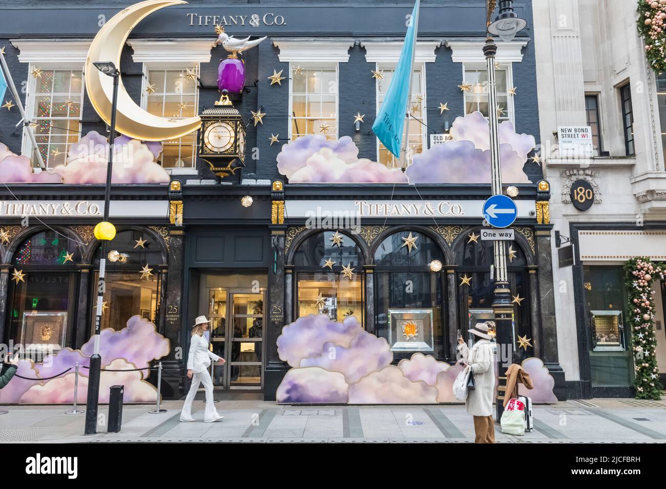 Inghilterra, Londra, New Bond Street, turisti che si trovano di fronte al Tiffany&Co Store Foto Stock