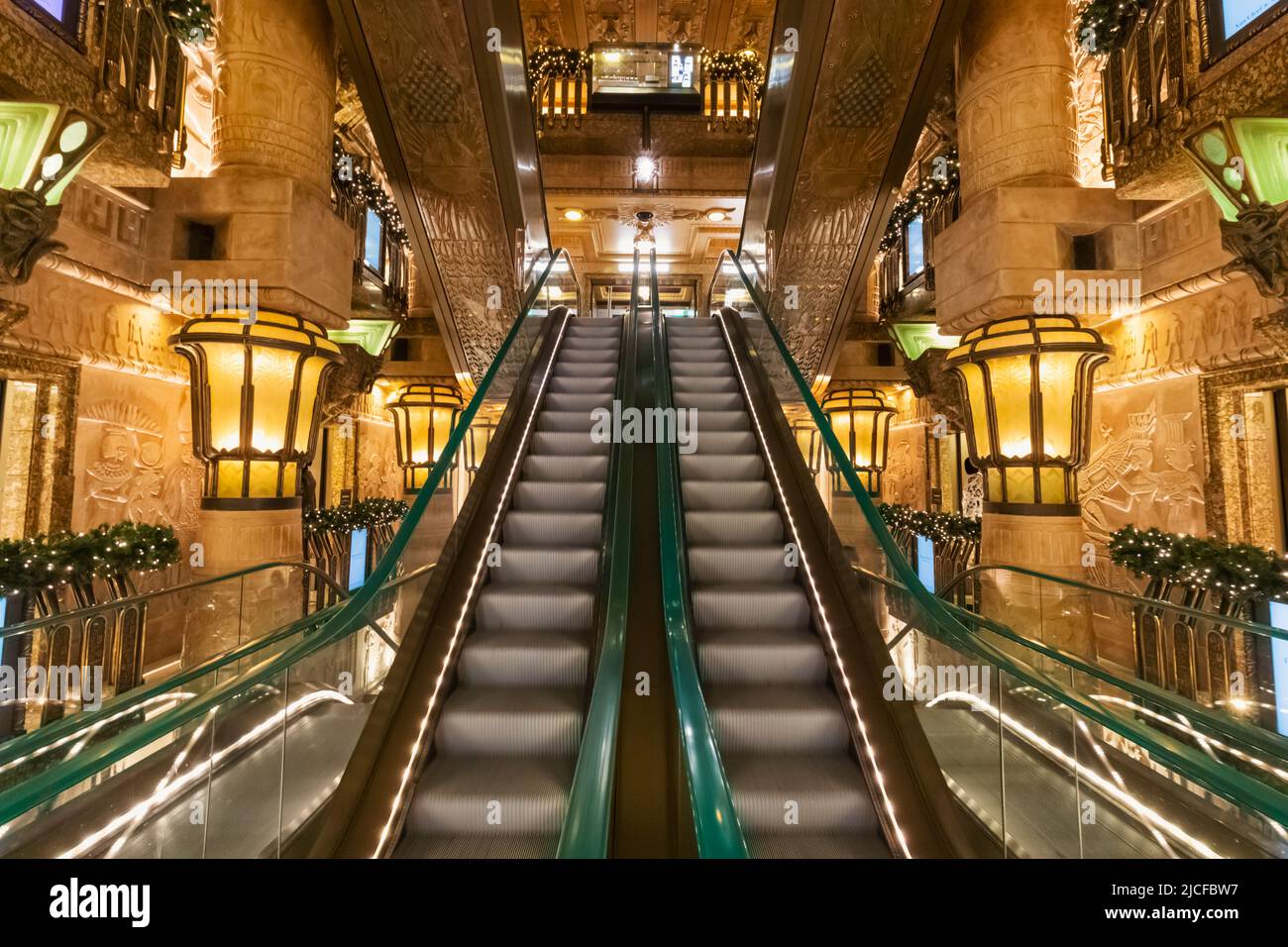 Inghilterra, Londra, Knightsbridge, Harrods Department Store, The Egyptian Escalator Foto Stock