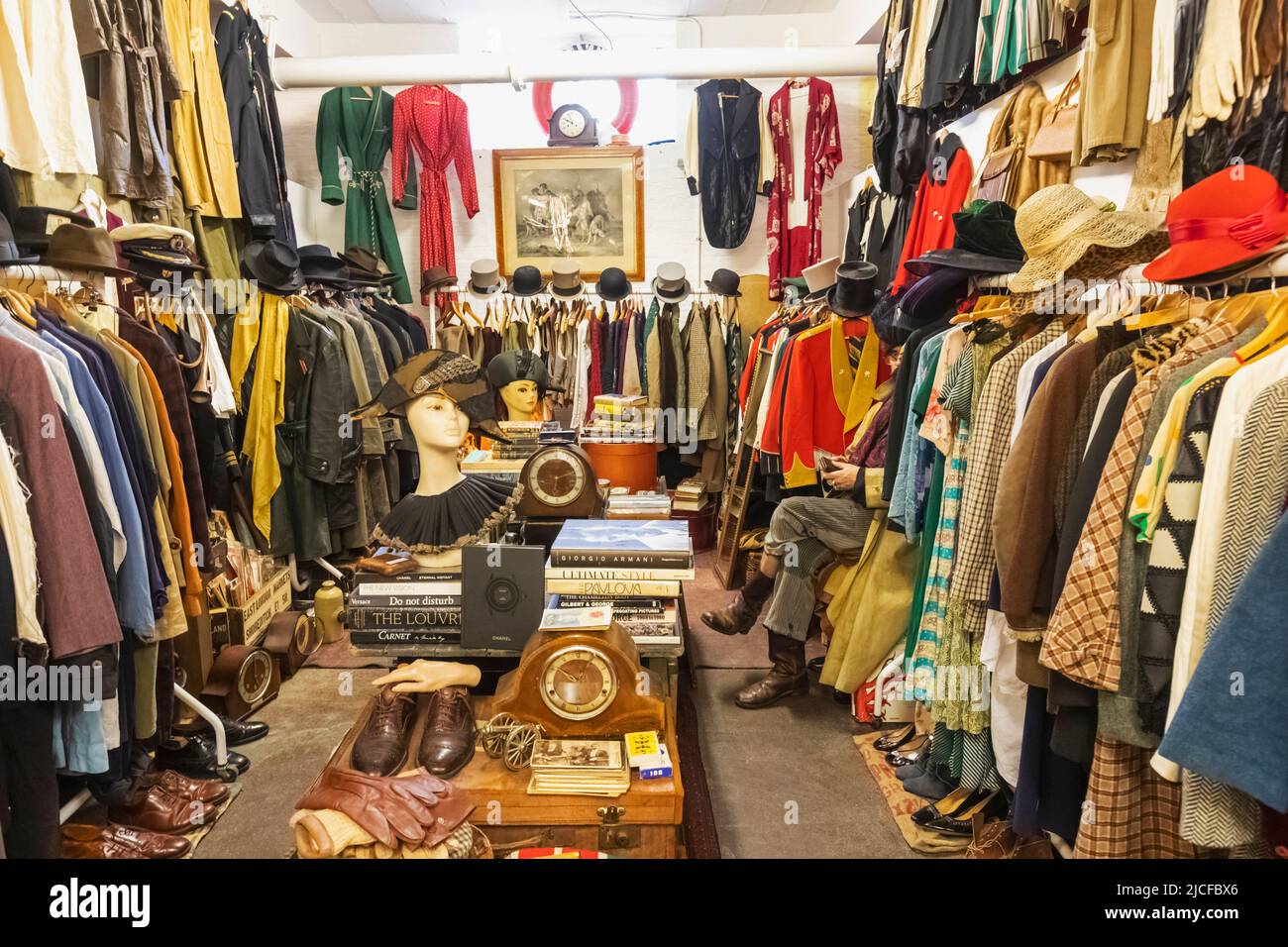 Inghilterra, Londra, Shoreditch, Brick Lane, Vintage Clothing Shop Foto Stock