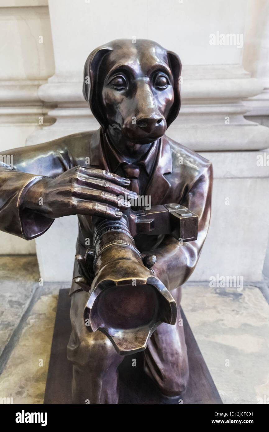 Inghilterra, Londra, City of London, The Royal Exchange, scultura intitolata 'Paparazzi Dogs' che mostra cani scattare foto di Gillie e Marc Foto Stock