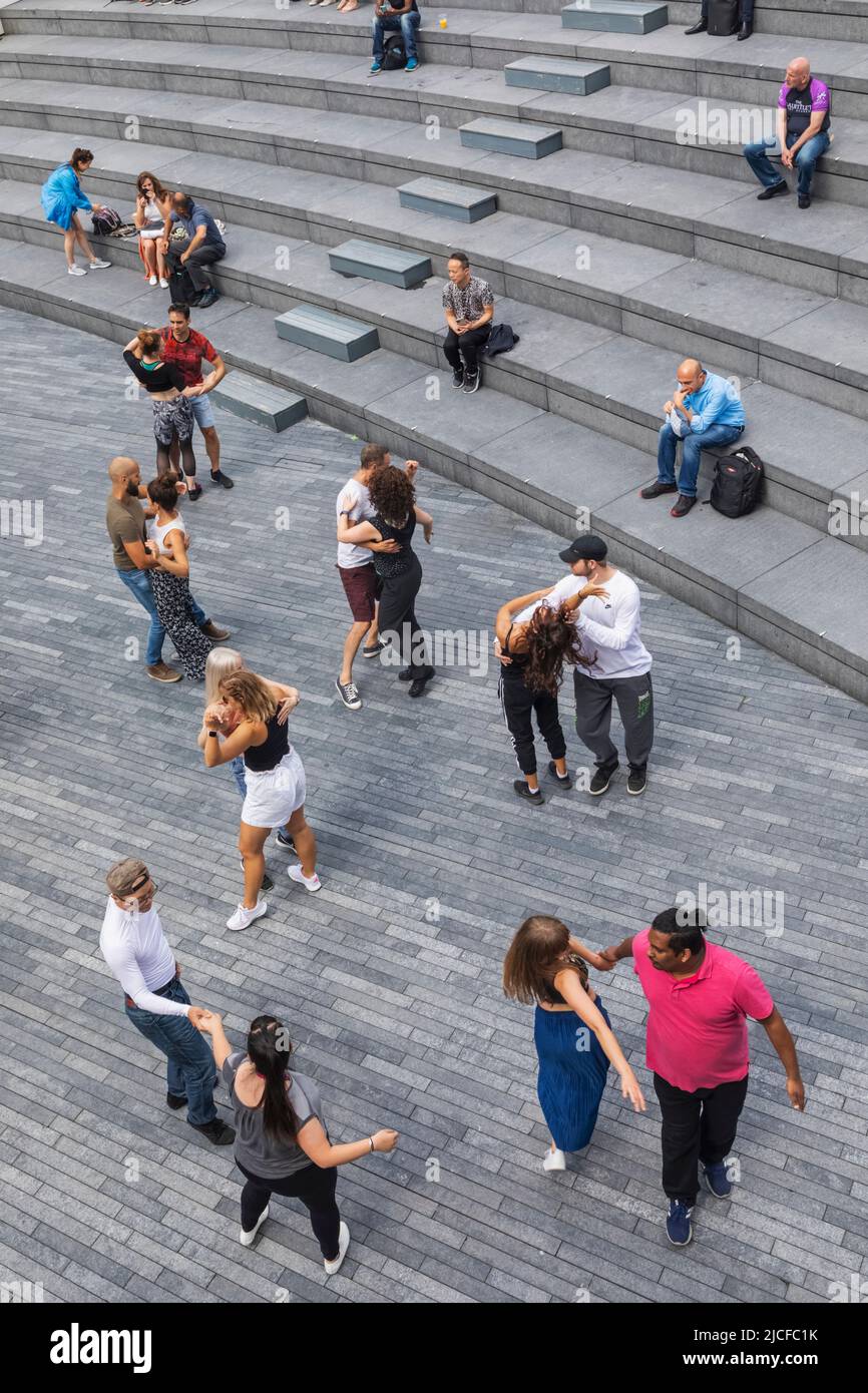 Inghilterra, Londra, Southwark, London Bridge City, City Hall, Persone che ballano in Scoop Foto Stock