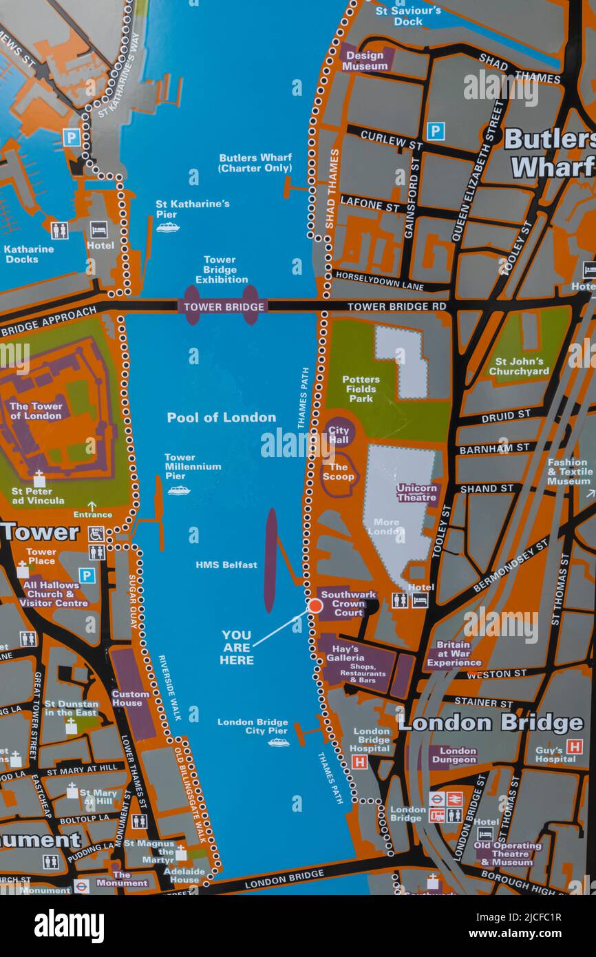 Inghilterra, Londra, Mappa stradale della zona del Tamigi tra London Bridge e Tower Bridge Foto Stock