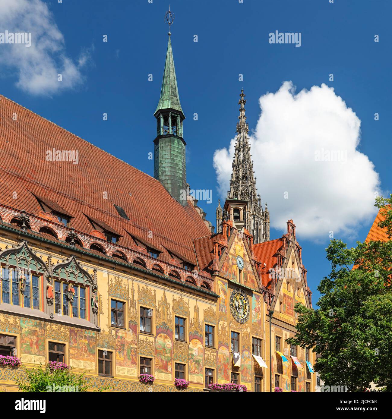 Municipio sul mercato con la torre della Cattedrale di Ulm, Ulm sul Danubio, Baden-Württemberg, Germania Foto Stock