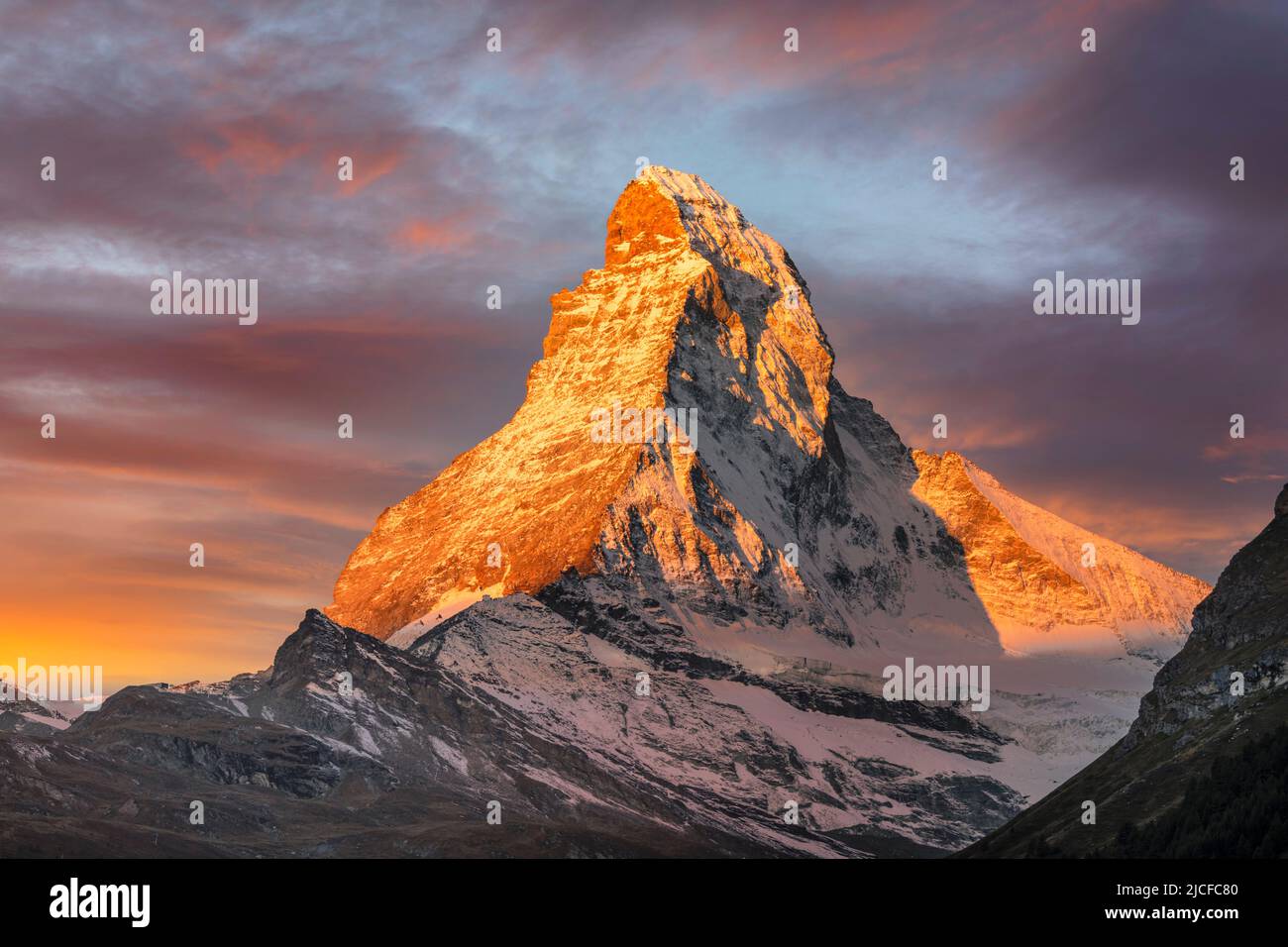 Cervino (4478m) all'alba, Alpi svizzere, Zermatt, Vallese, Svizzera Foto Stock