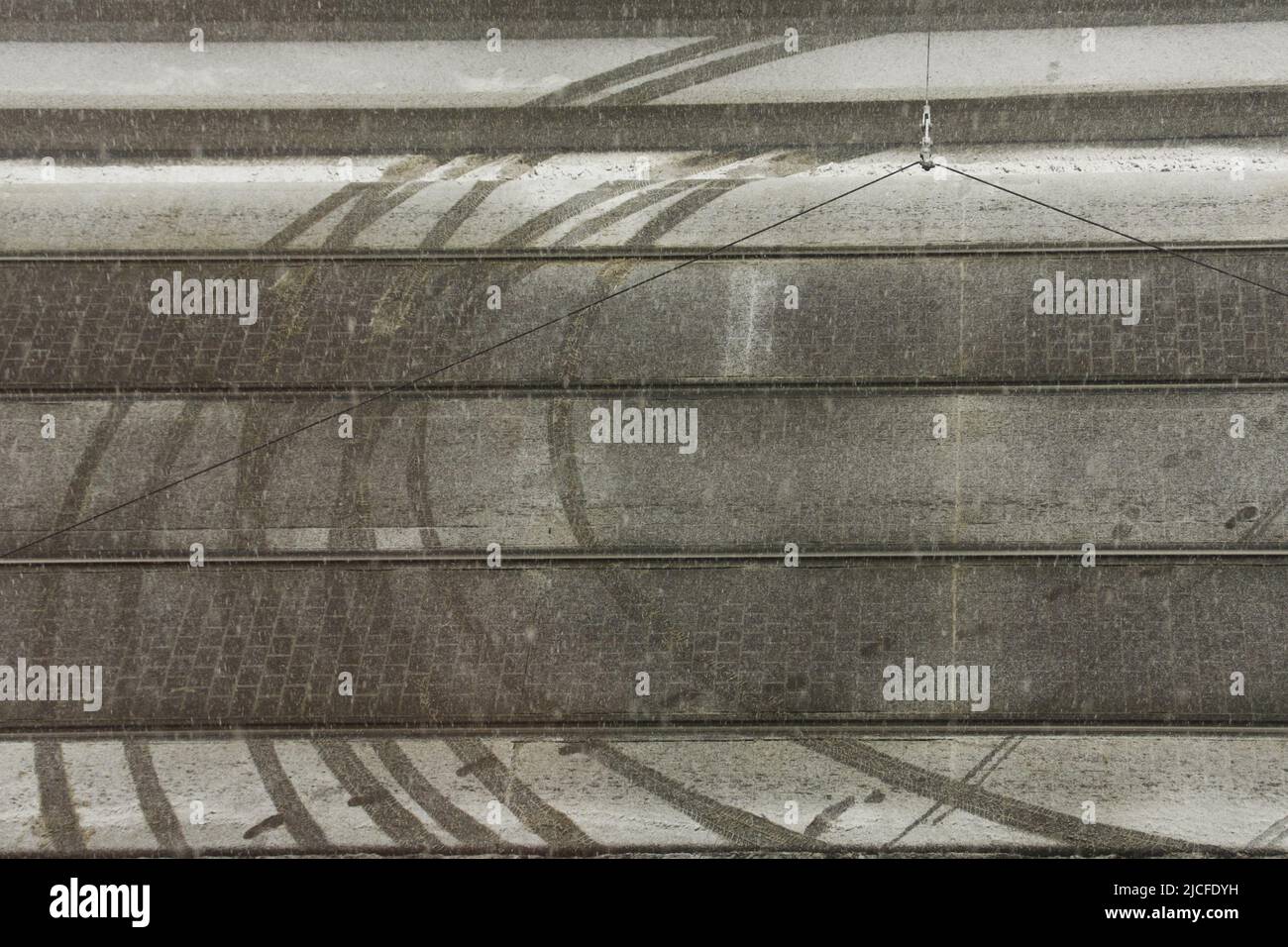 Binari auto su binari del tram nella neve Foto Stock