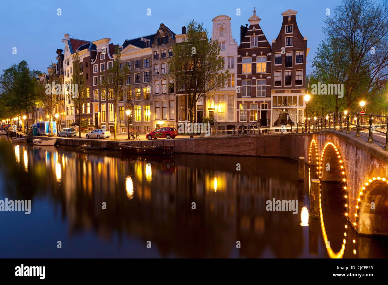 Edifici storici e ponti lungo il canale Keizersgracht al tramonto, Amsterdam, Olanda del Nord, Paesi Bassi Foto Stock