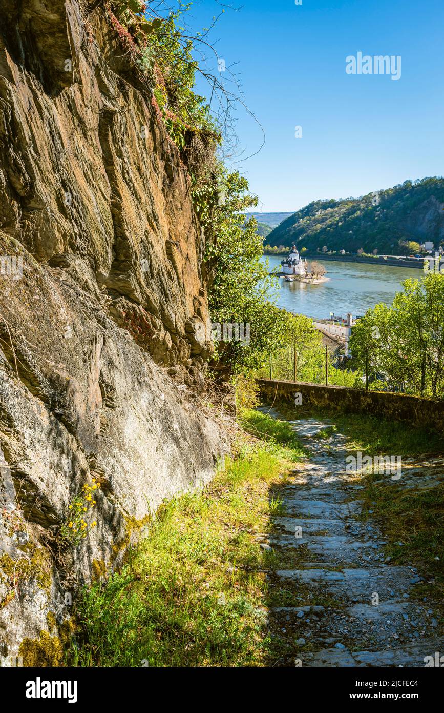 Gutenfels ripido sentiero a Kaub, sentiero dalla città fino al castello, vista del Pfalzgrafenstein in mezzo al Reno, Foto Stock