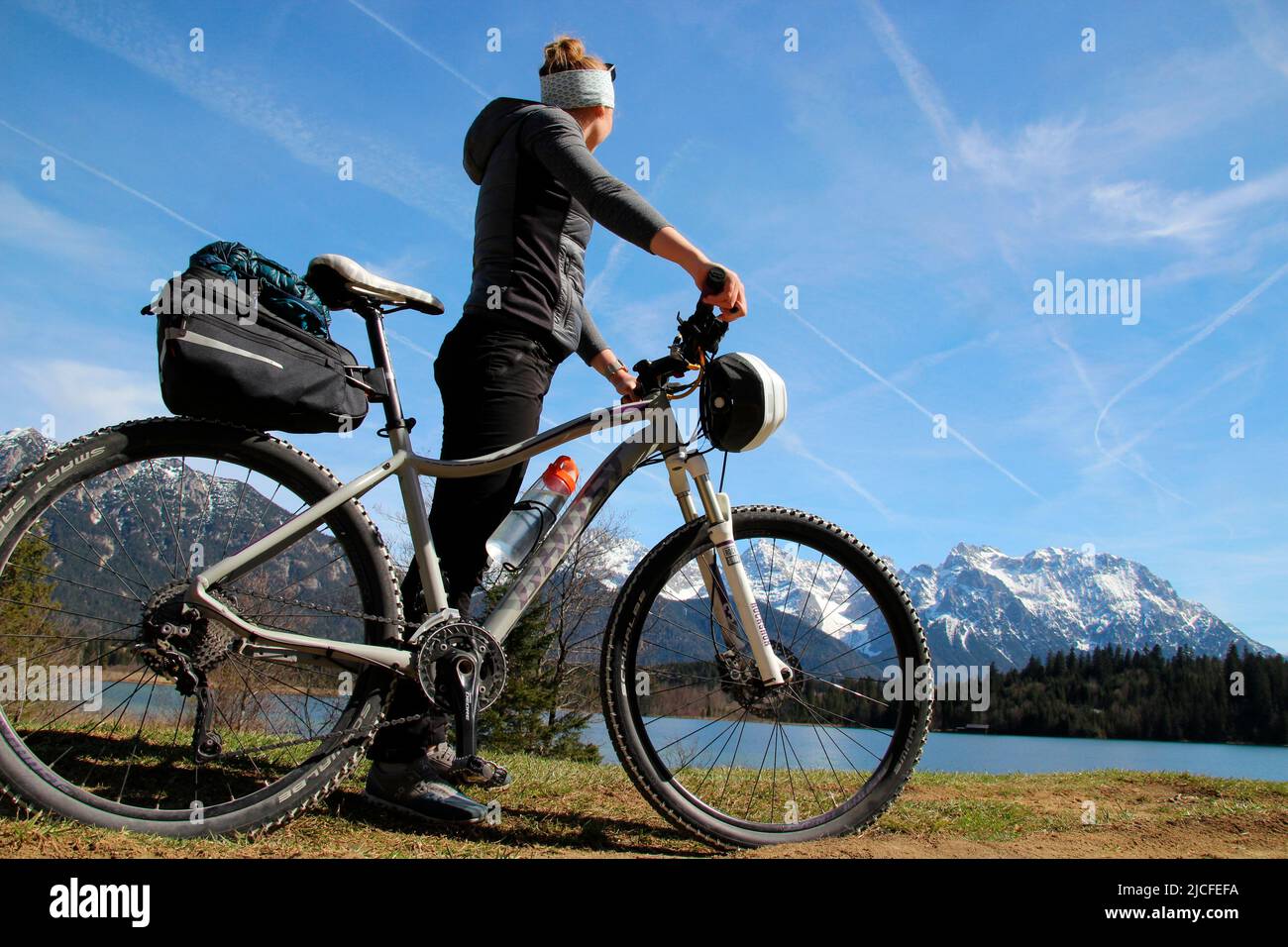 Giovane donna in mountain bike, Barmsee nei pressi di Krün, Germania, Baviera, alta Baviera, Valle di Isar, bicicletta, Monti Karwendel, Foto Stock